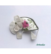 Брошь Слоник с розочками